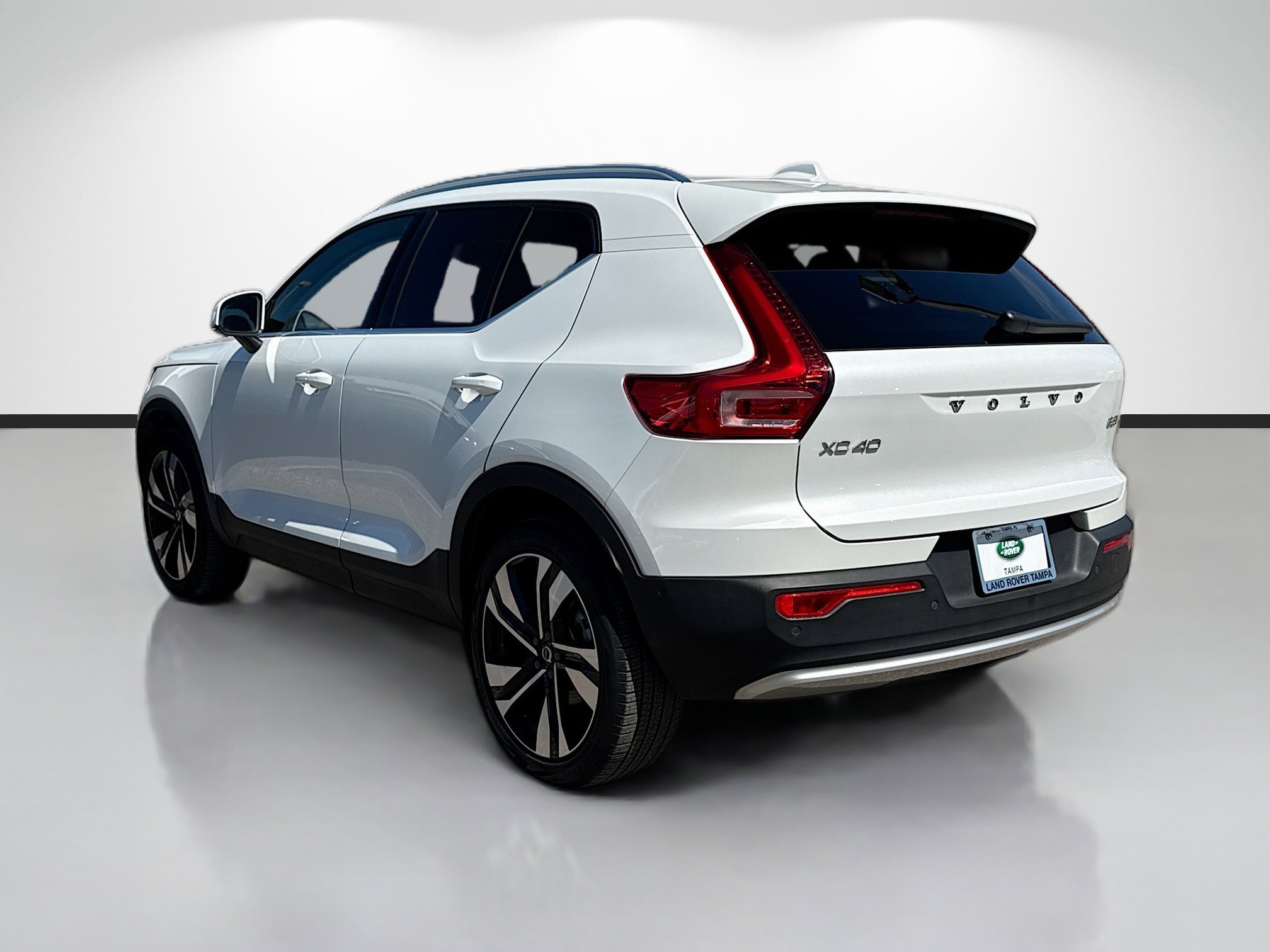Used 2025 Volvo XC40 B5 Ultra image 3