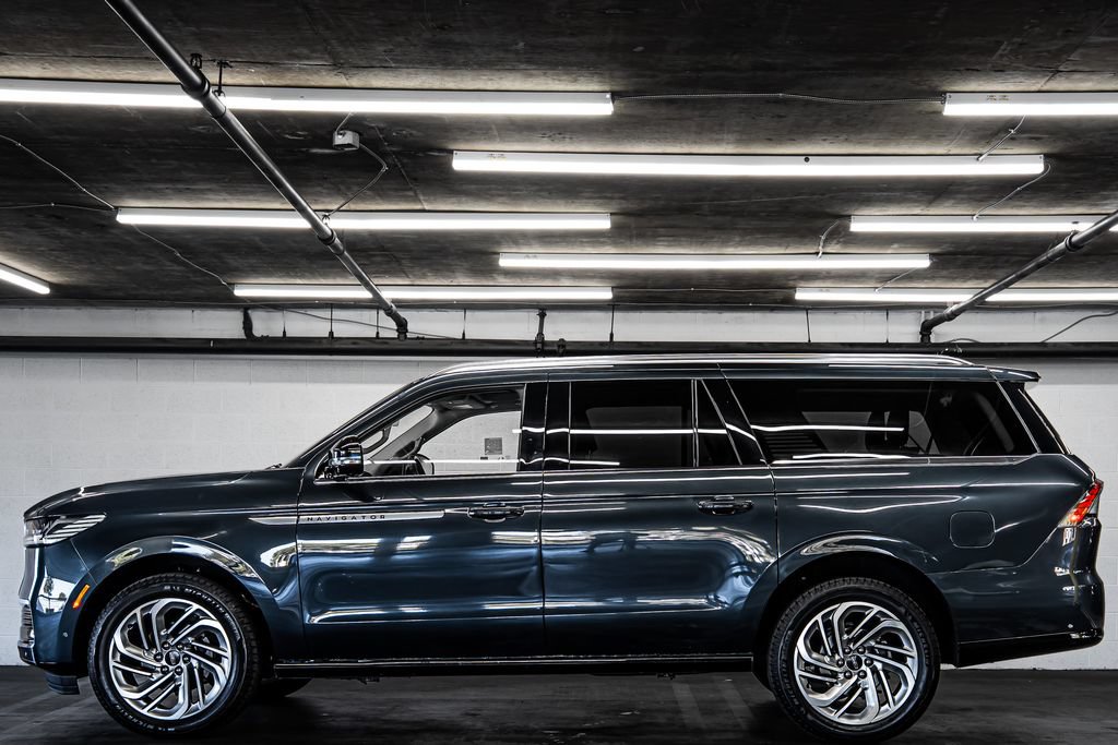 Used 2025 Lincoln Navigator L Reserve AWD/4WD image 2