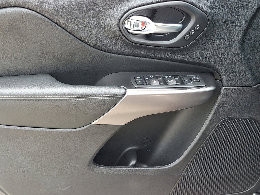 Used 2020 Jeep Cherokee Limited image 23