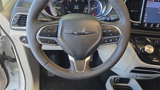 Used 2024 Chrysler Pacifica Select image 27