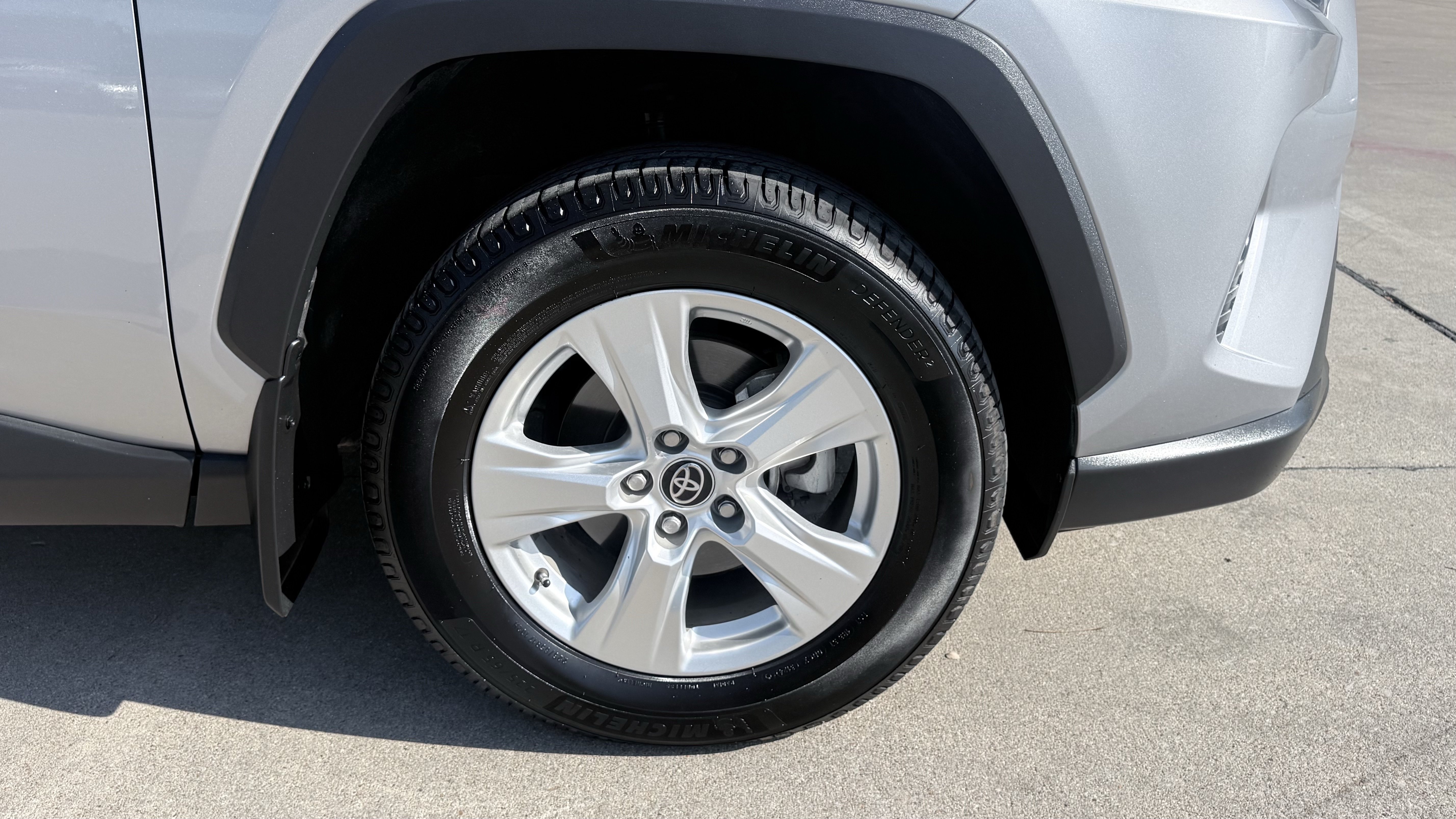 Used 2021 Toyota RAV4 XLE AWD/4WD image 9