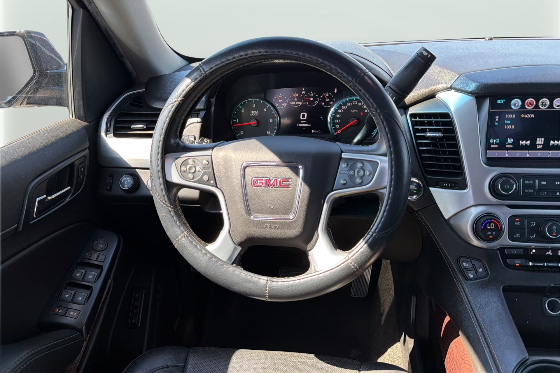 Used 2017 GMC Yukon XL SLT w/ Open Road Package AWD/4WD image 16