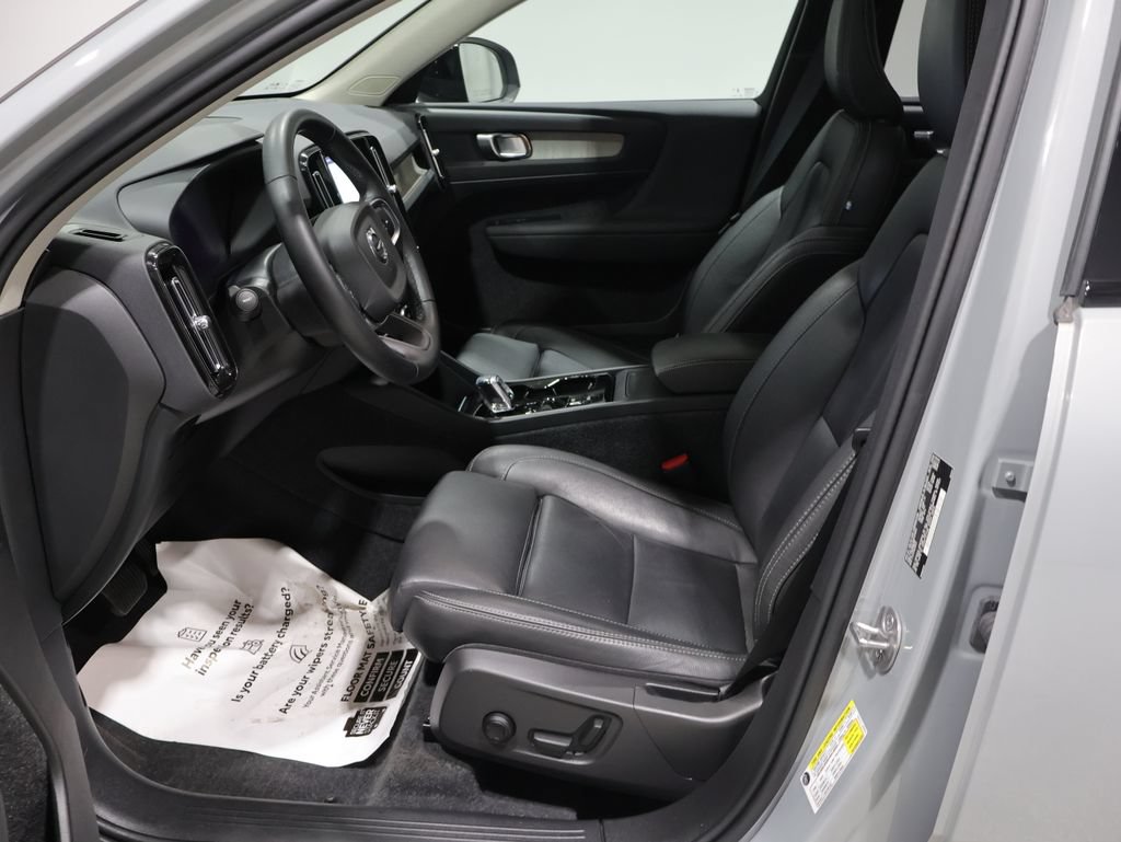 Used 2024 Volvo XC40 B5 Plus AWD/4WD image 9