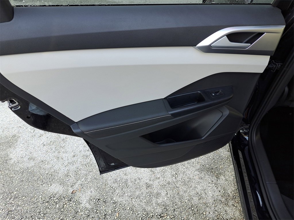 Certified 2025 Volkswagen Taos SE w/ Panoramic Sunroof Package image 11