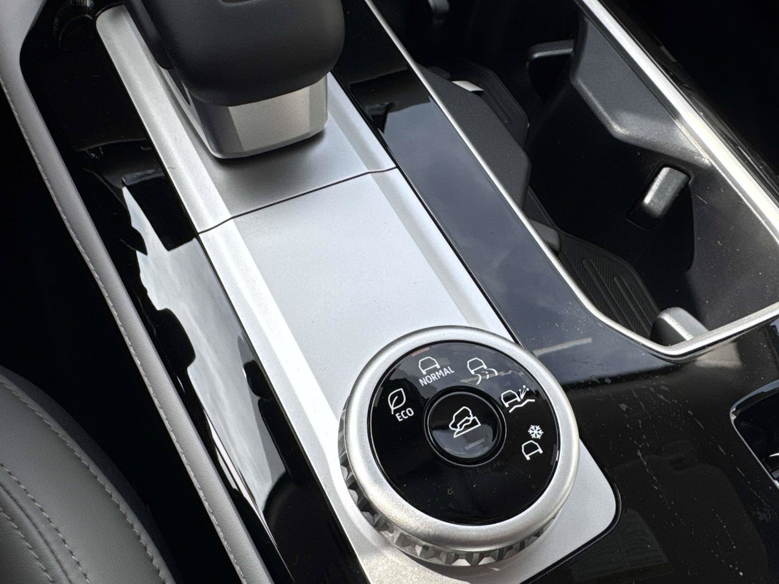 New 2026 Mitsubishi Outlander SE FWD image 25