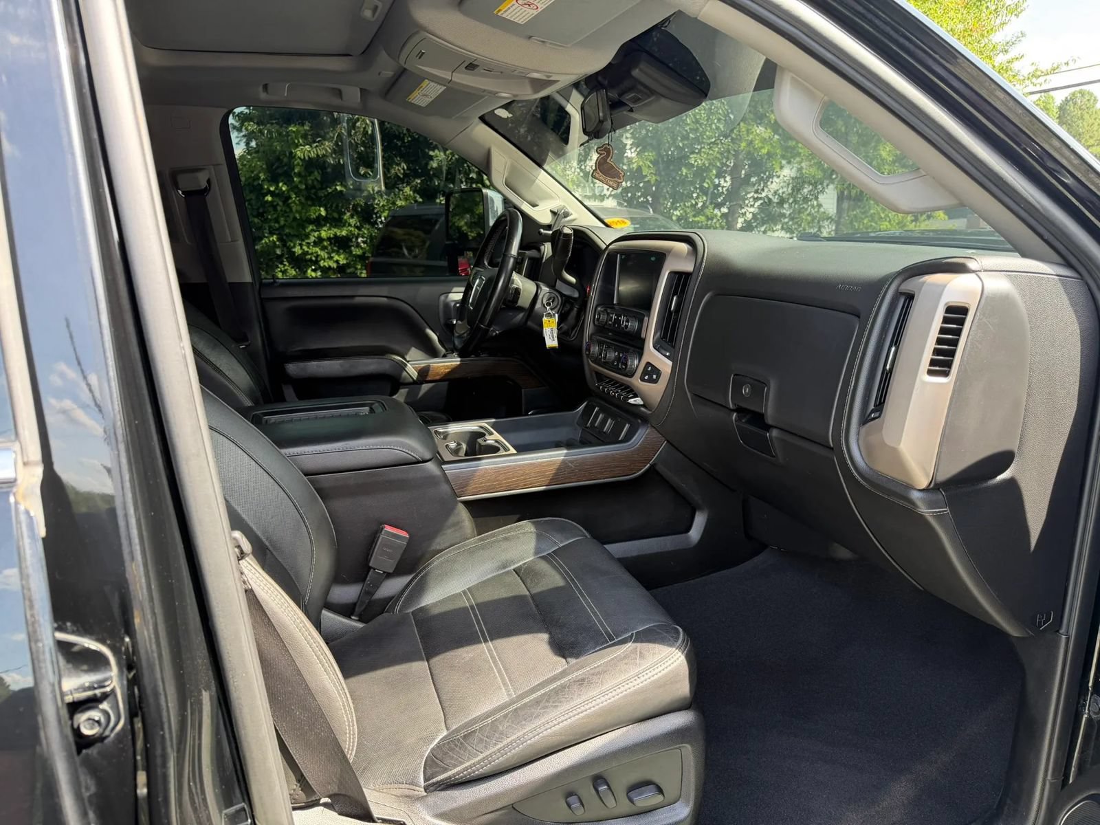 Used 2019 GMC Sierra 2500 Denali w/ Duramax Plus Package AWD/4WD image 19