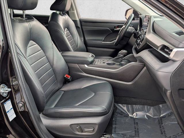 Used 2022 Toyota Highlander XLE AWD/4WD image 24