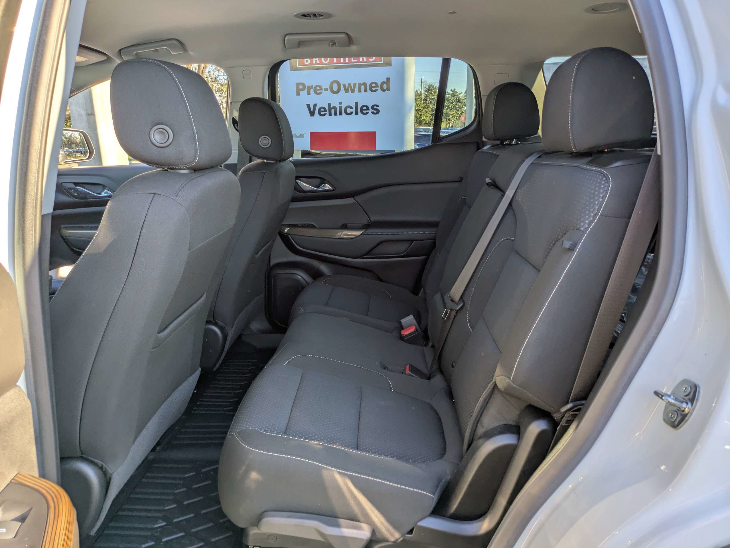 Used 2023 GMC Acadia SLE w/ Driver Convenience Package FWD image 15