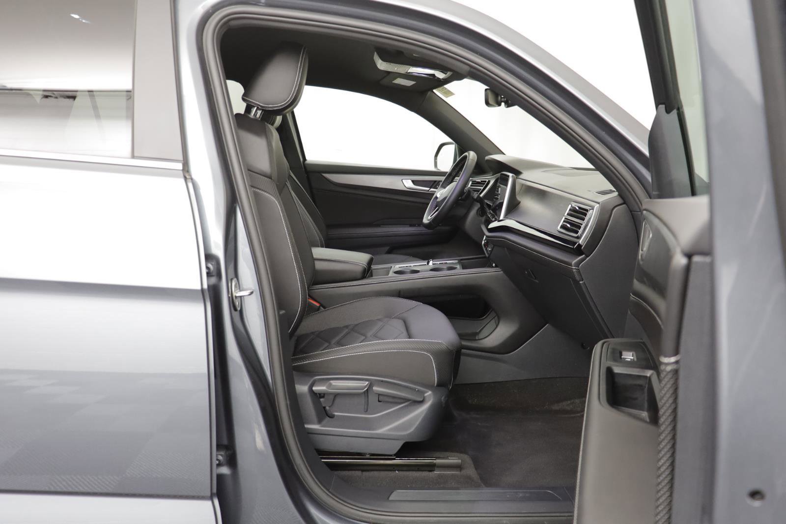 Used 2024 Volkswagen Atlas Cross Sport SE image 17