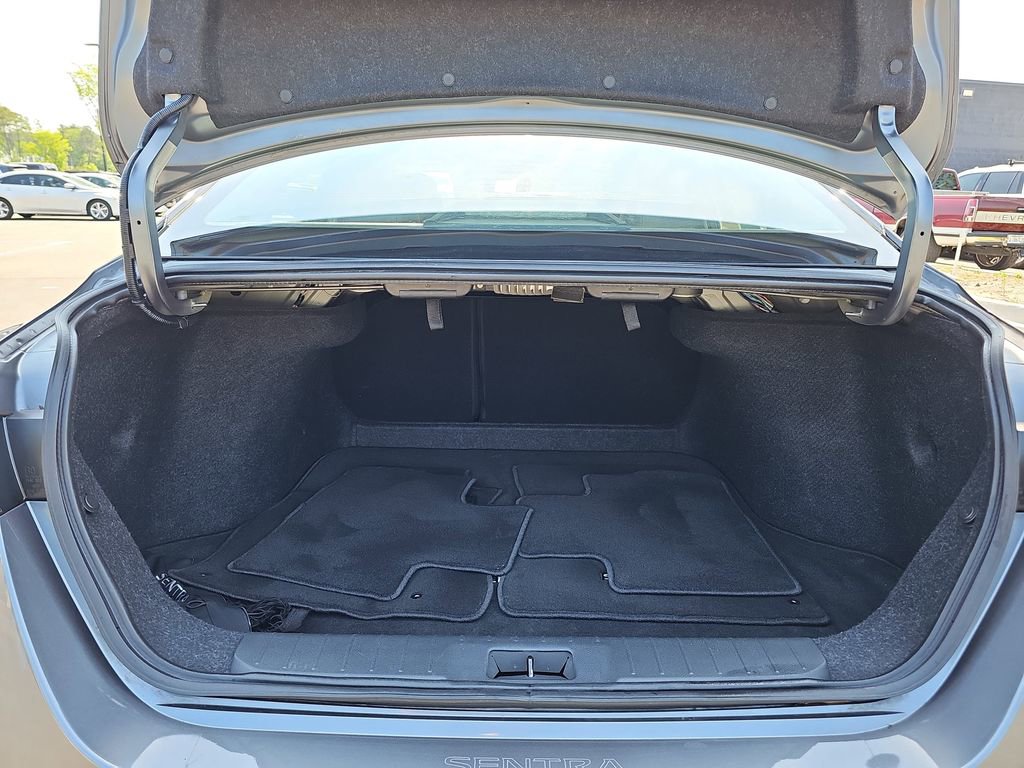 Used 2022 Nissan Sentra SR w/ SR Premium Package FWD image 16