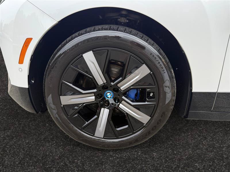 Used 2024 BMW iX xDrive50 w/ Premium Package AWD/4WD image 17