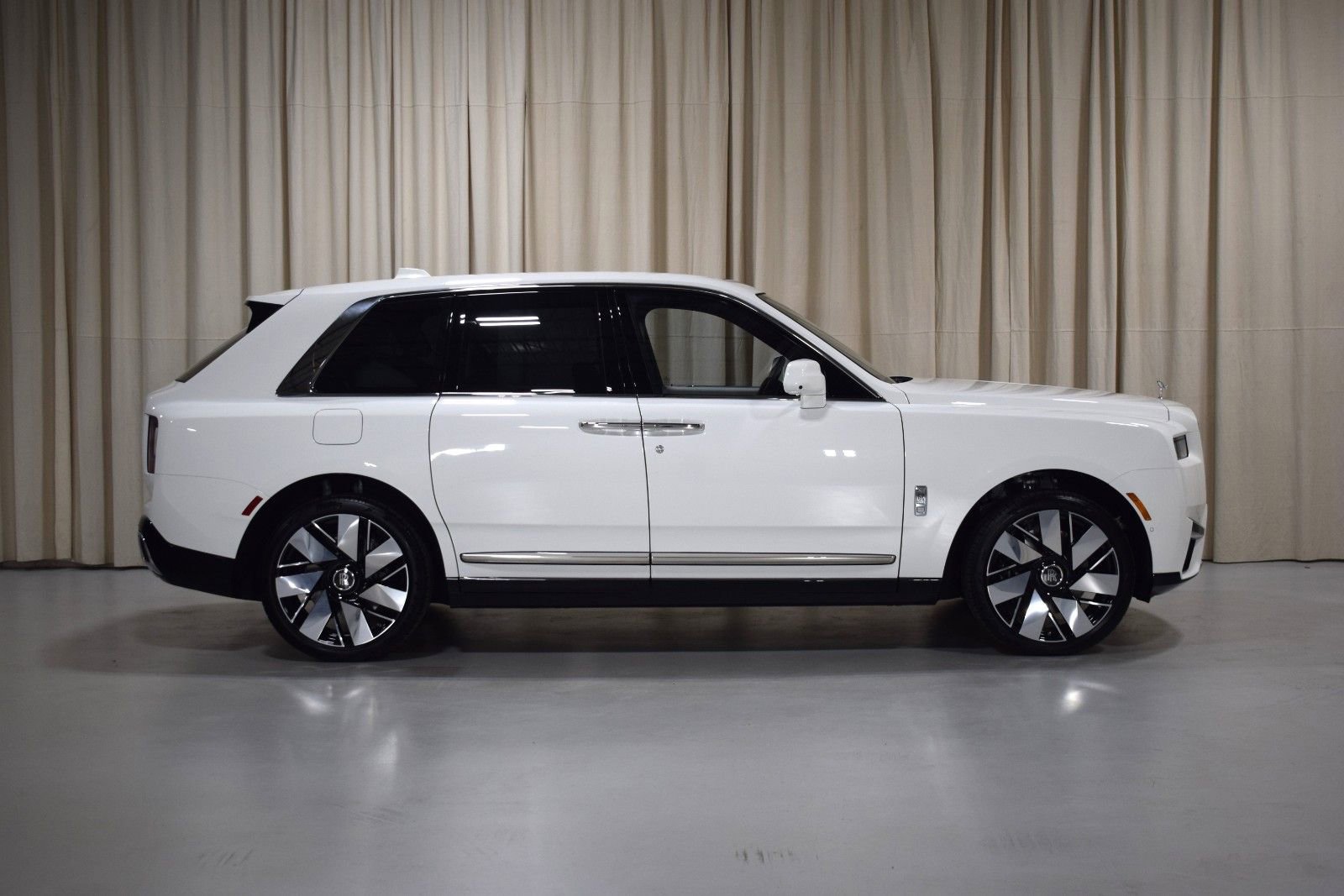 New 2026 Rolls-Royce Cullinan AWD/4WD image 13