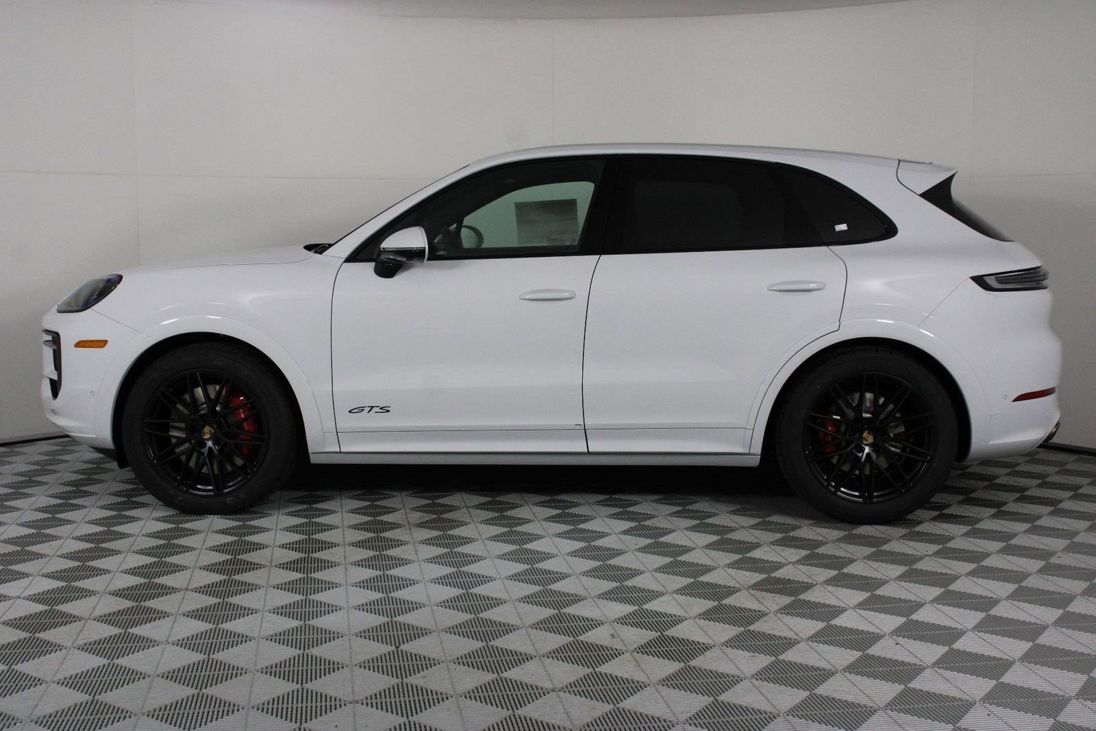 New 2026 Porsche Cayenne GTS image 2