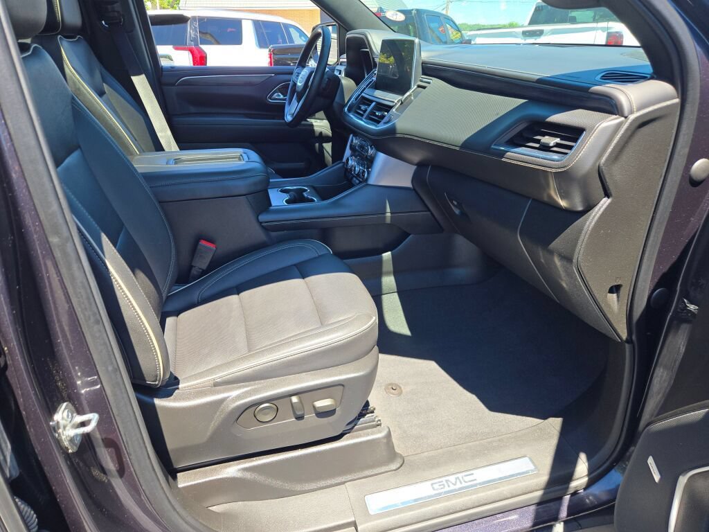 Certified 2023 GMC Yukon XL SLT w/ SLT Premium Package AWD/4WD image 11