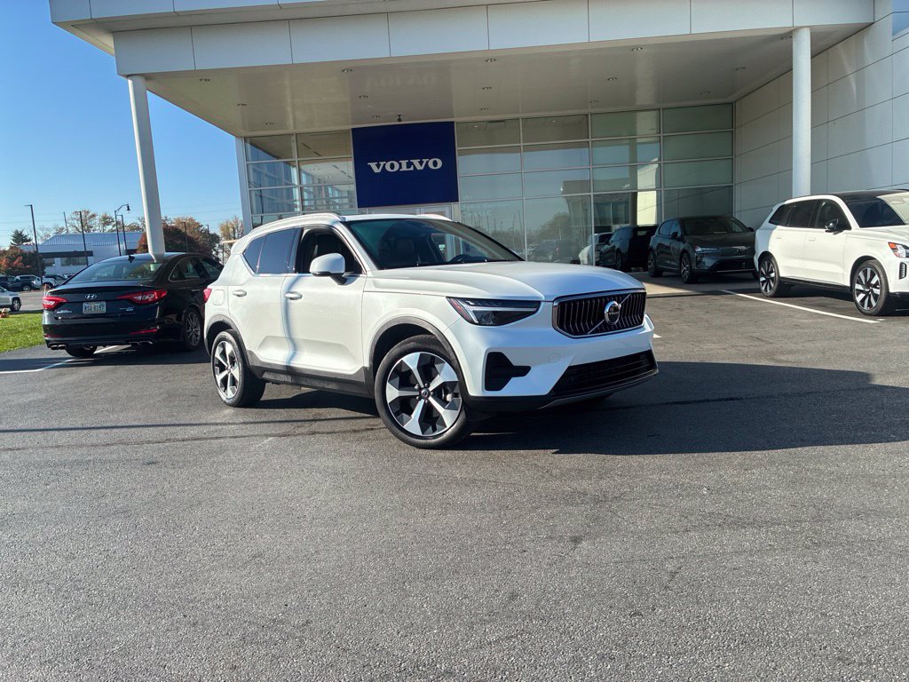 Certified 2024 Volvo XC40 B5 Core AWD/4WD image 3
