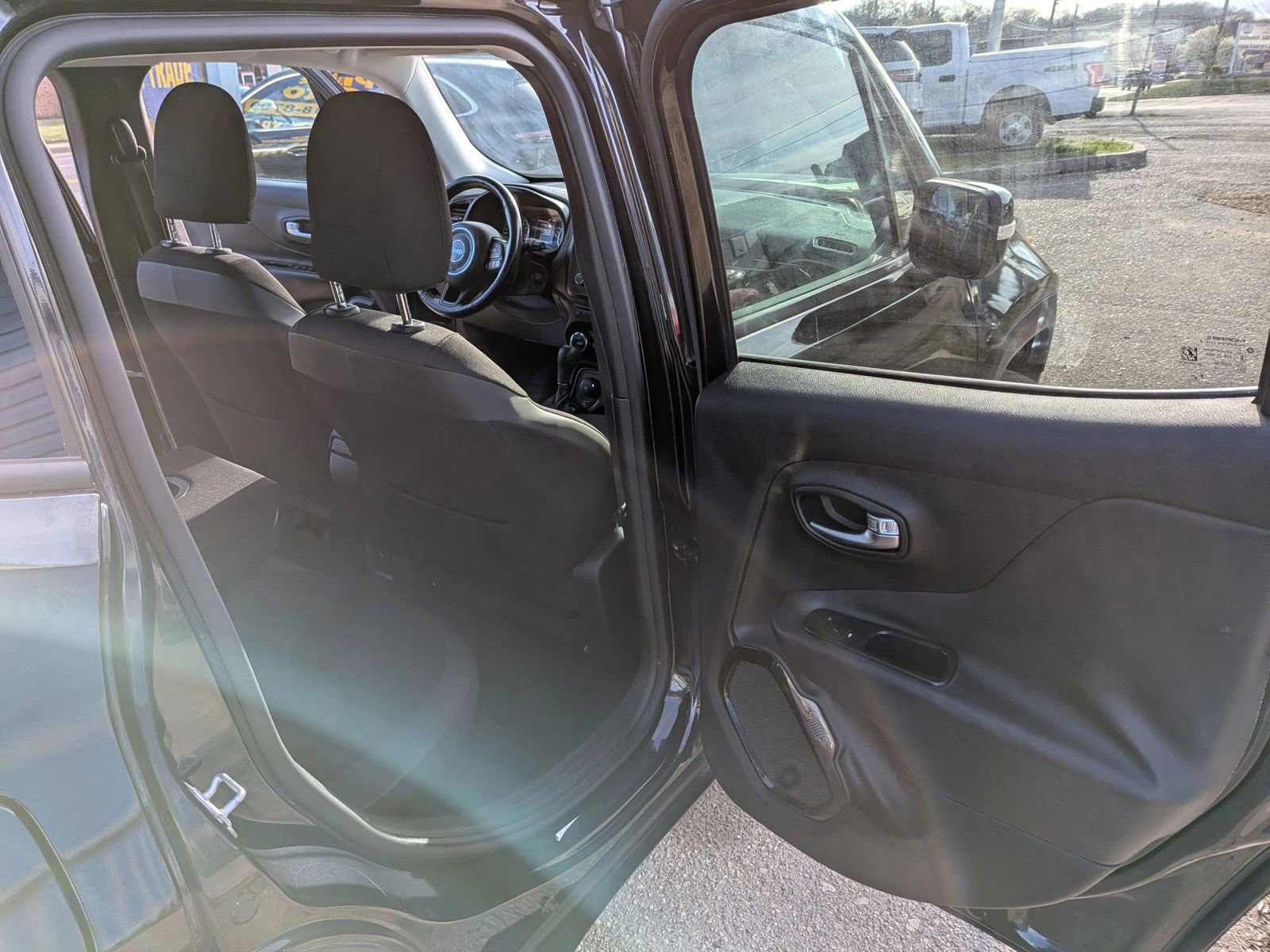 Used 2016 Jeep Renegade Latitude AWD/4WD image 34