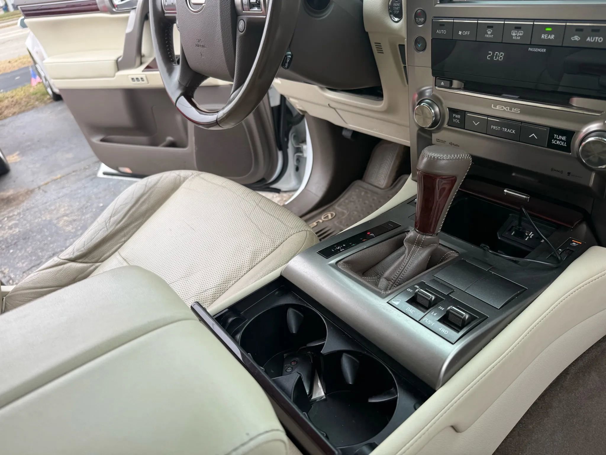 Used 2015 Lexus GX 460 w/ Premium Package image 26