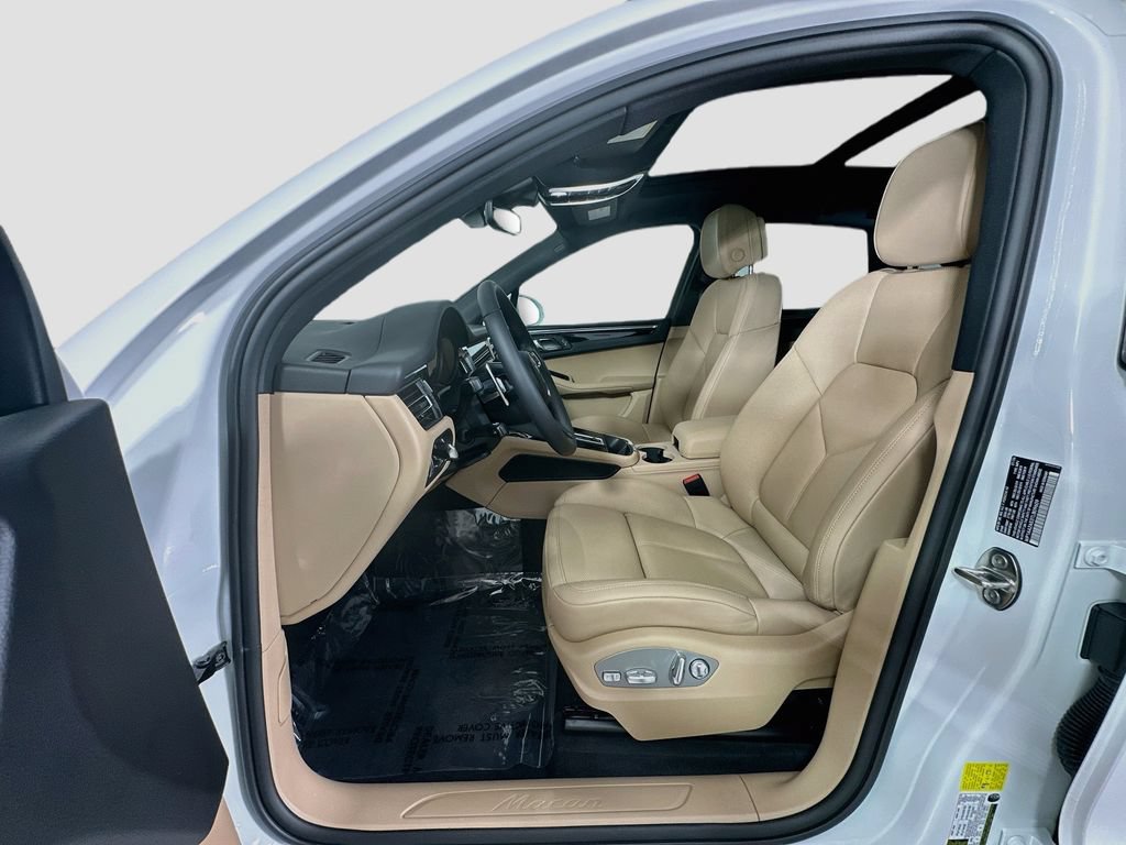 Certified 2026 Porsche Macan AWD/4WD image 5