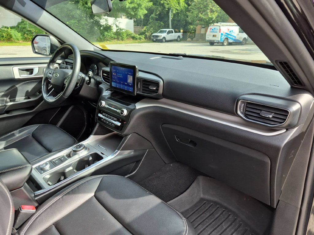 Used 2020 Ford Explorer XLT w/ Equipment Group 202A AWD/4WD image 28