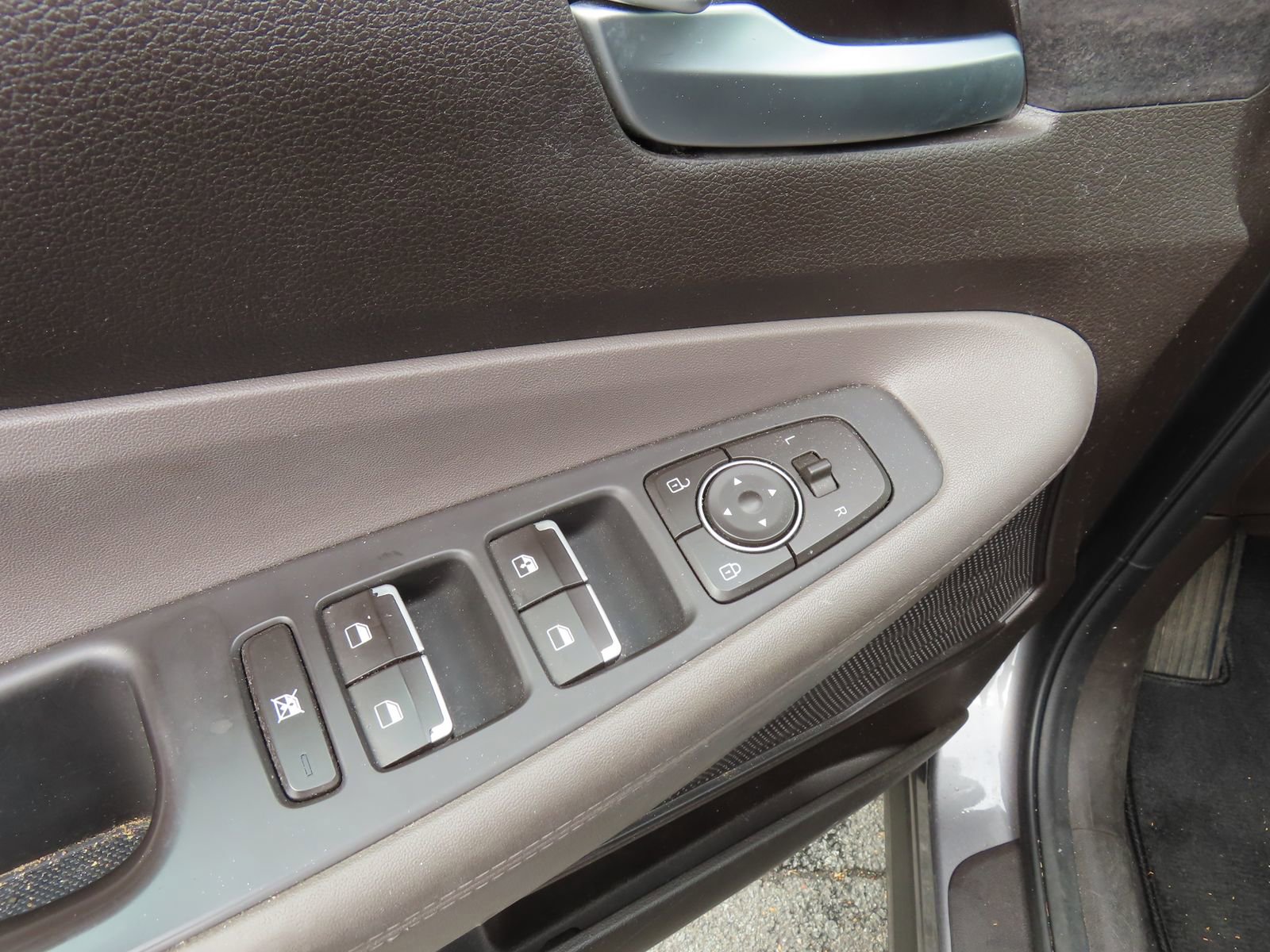 Used 2020 Hyundai Santa Fe SE image 12