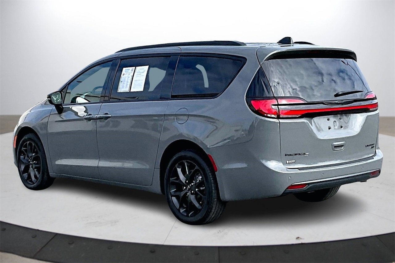 Used 2023 Chrysler Pacifica Limited w/ S Appearance Package image 6