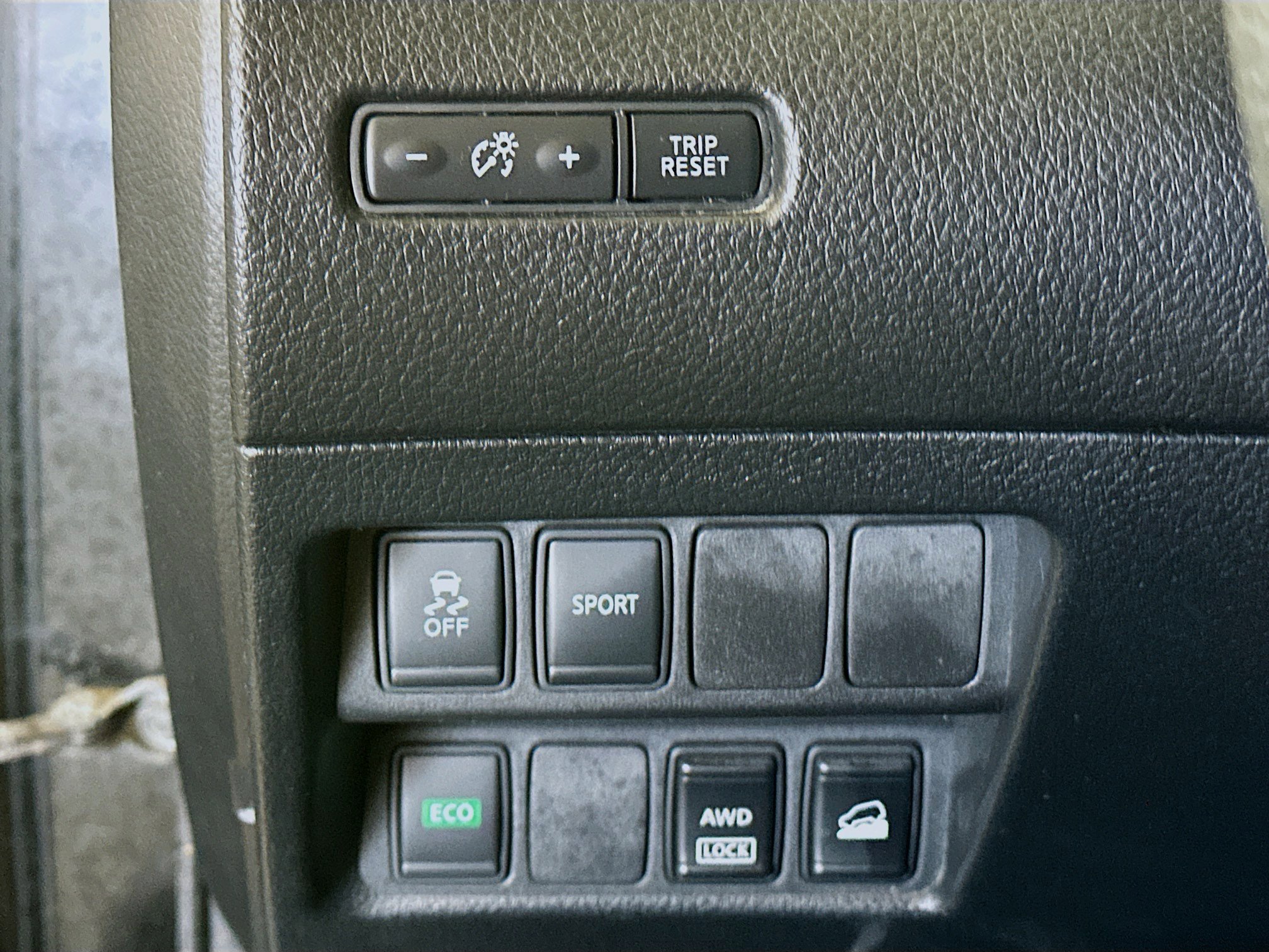 Used 2015 Nissan Rogue SV AWD/4WD image 16