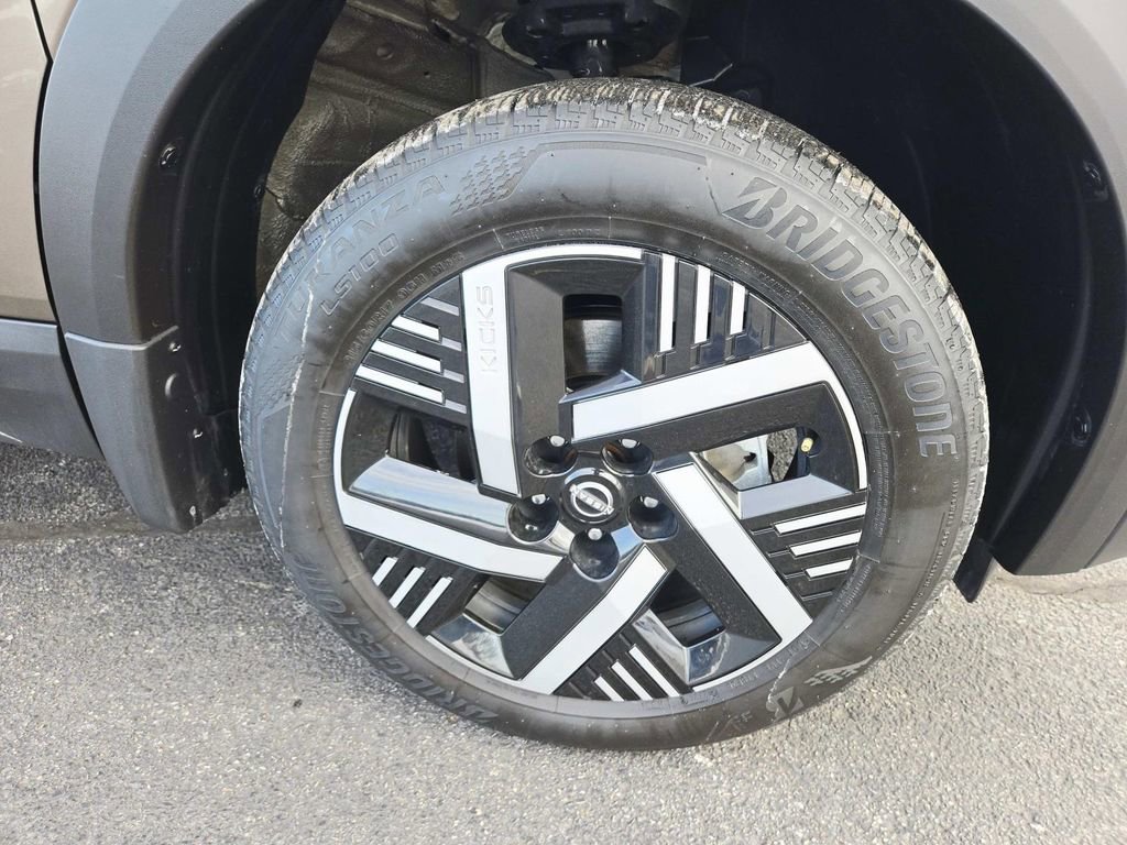 Used 2025 Nissan Kicks SV w/ Charging Package image 16