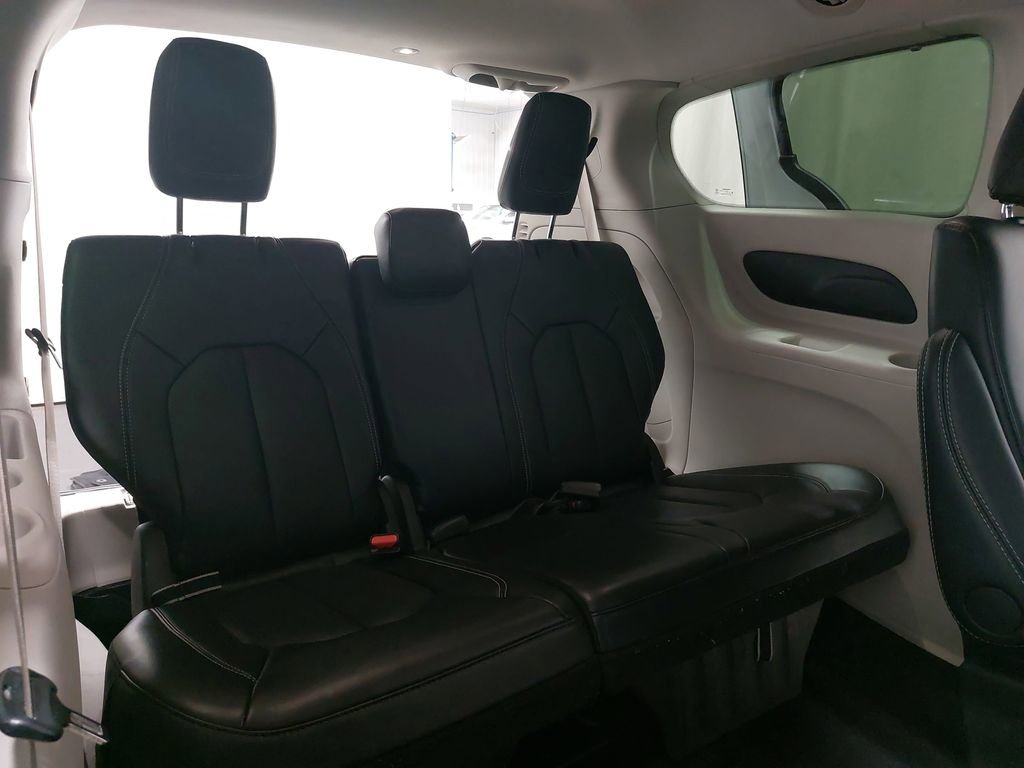 Used 2024 Chrysler Pacifica Touring-L image 12