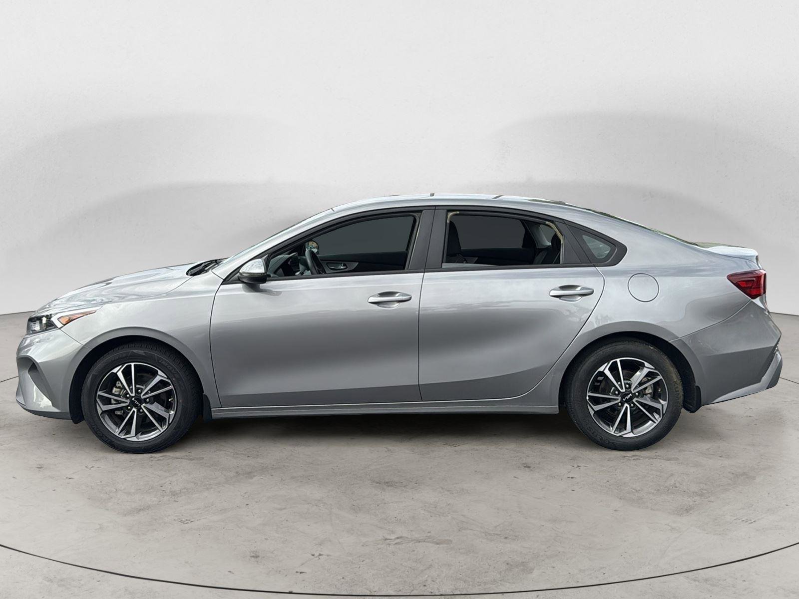 Used 2023 Kia Forte LXS w/ LXS Technology Package image 3