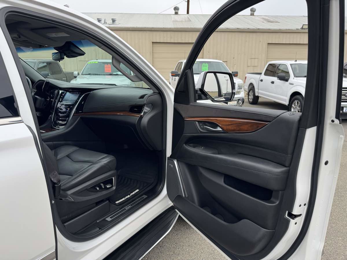 Used 2017 Cadillac Escalade Luxury image 17
