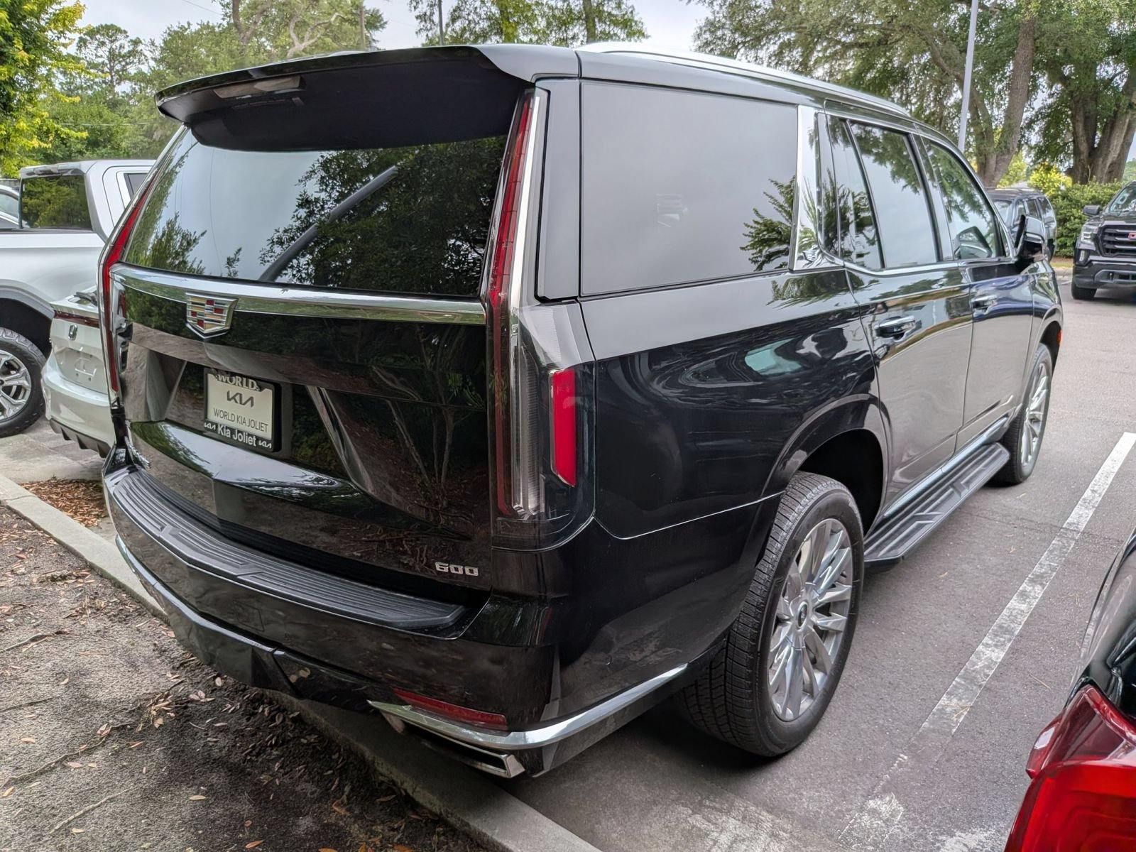 Used 2023 Cadillac Escalade Premium Luxury AWD/4WD image 2