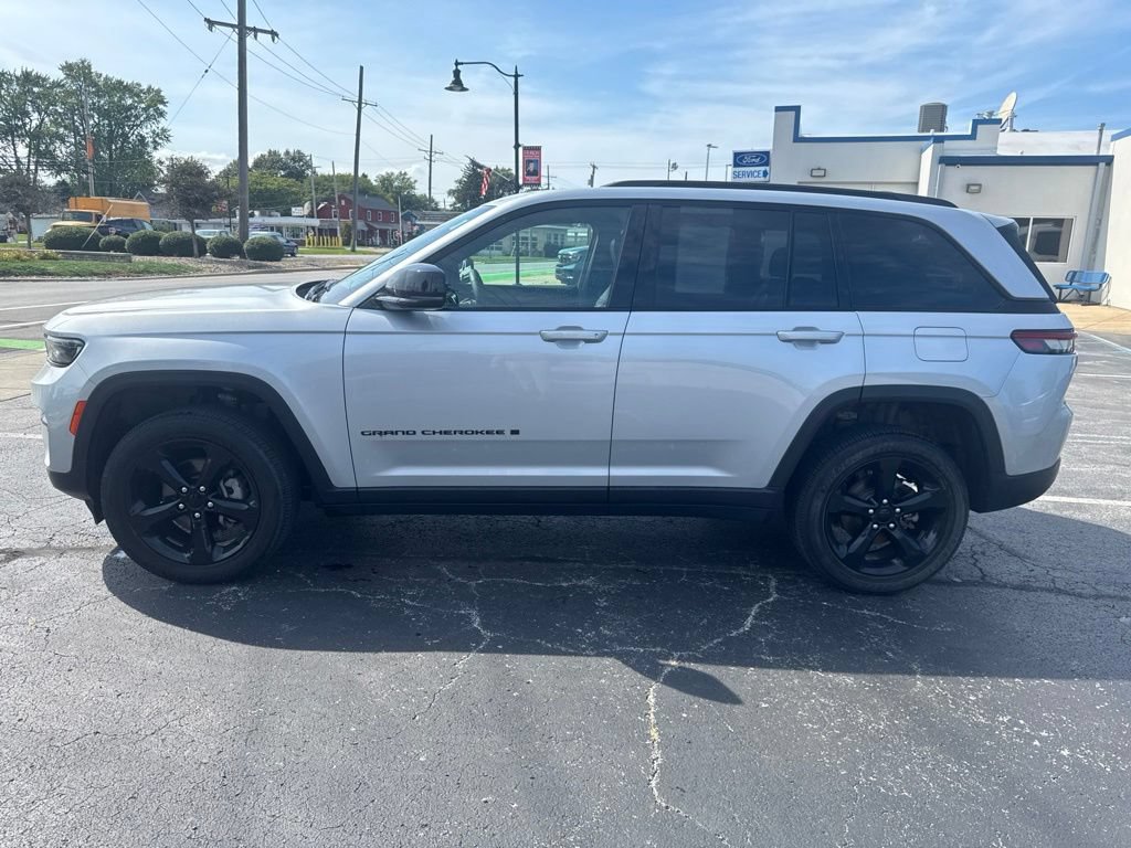Used 2024 Jeep Grand Cherokee Altitude AWD/4WD image 14