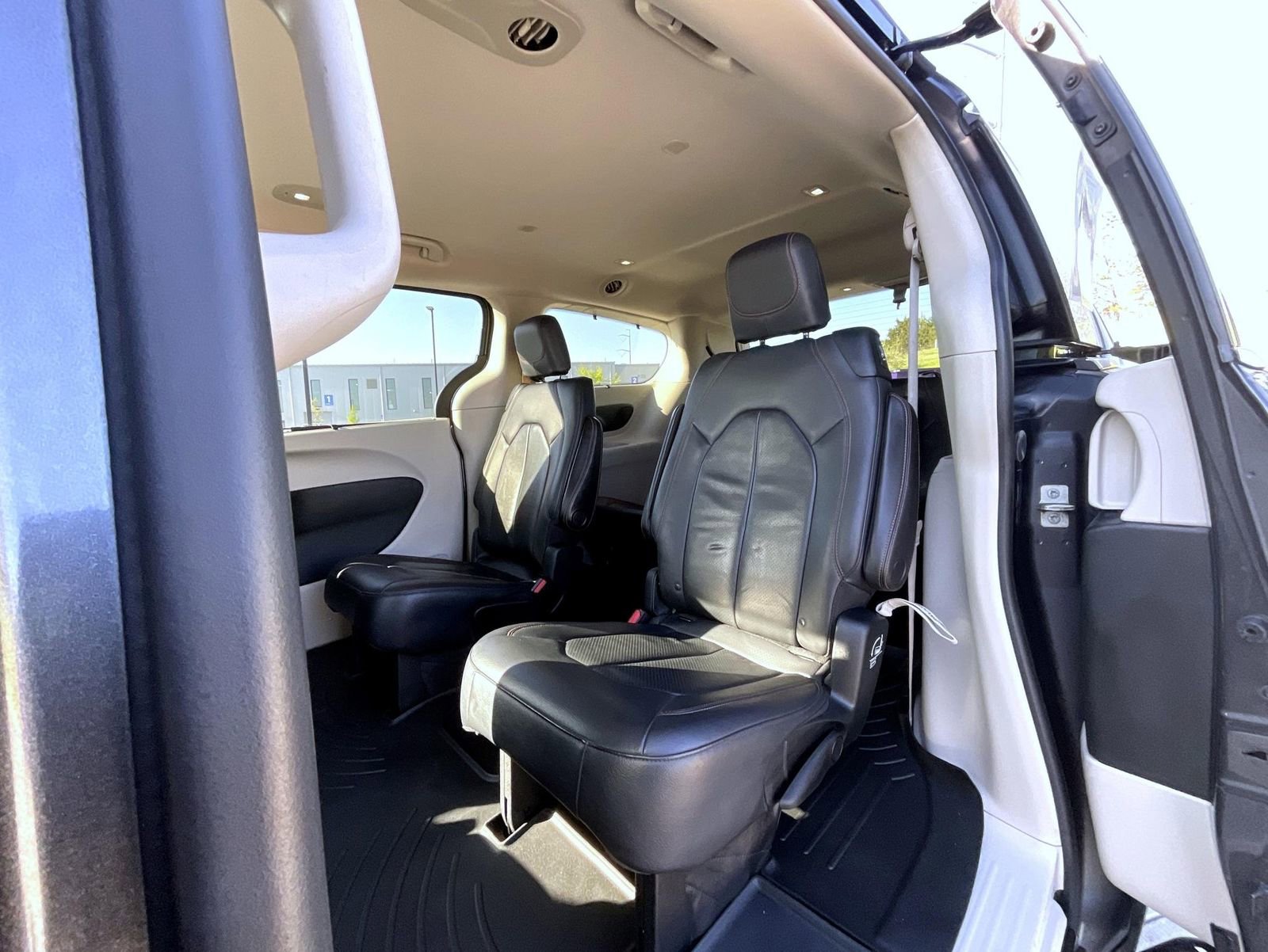 Used 2018 Chrysler Pacifica Touring-L Plus FWD image 19