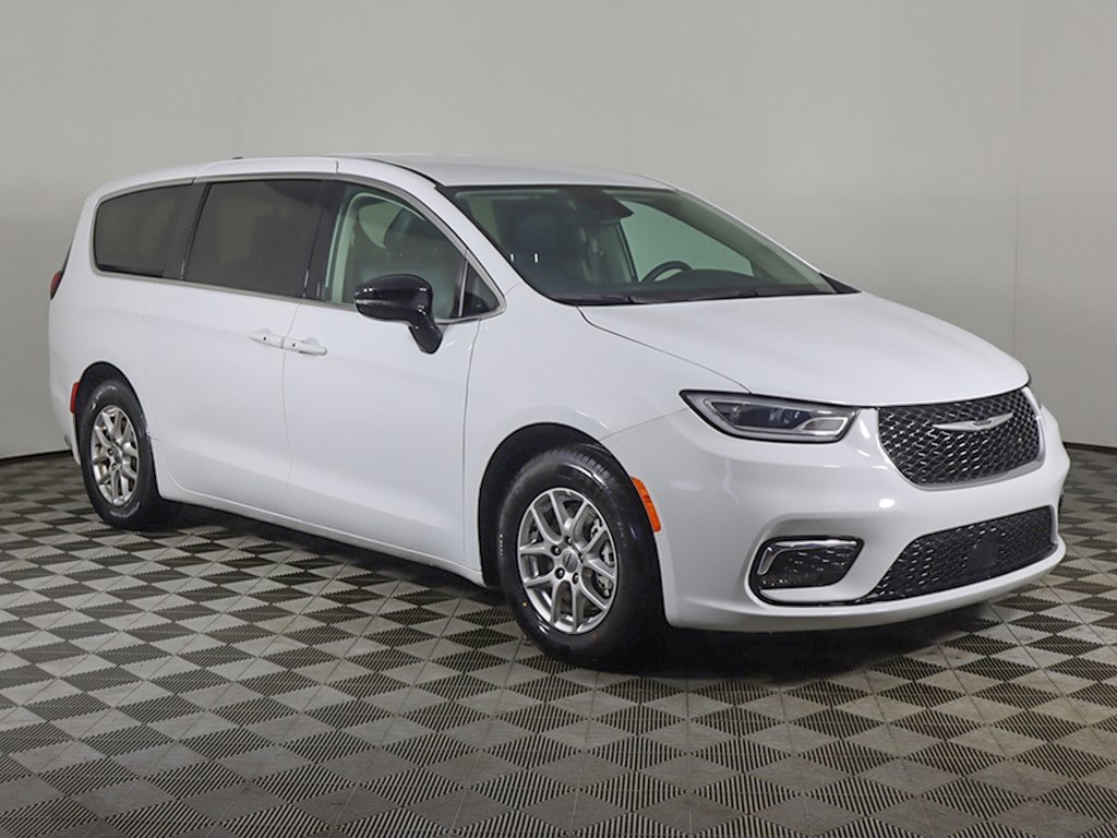 Used 2024 Chrysler Pacifica Touring-L image 2