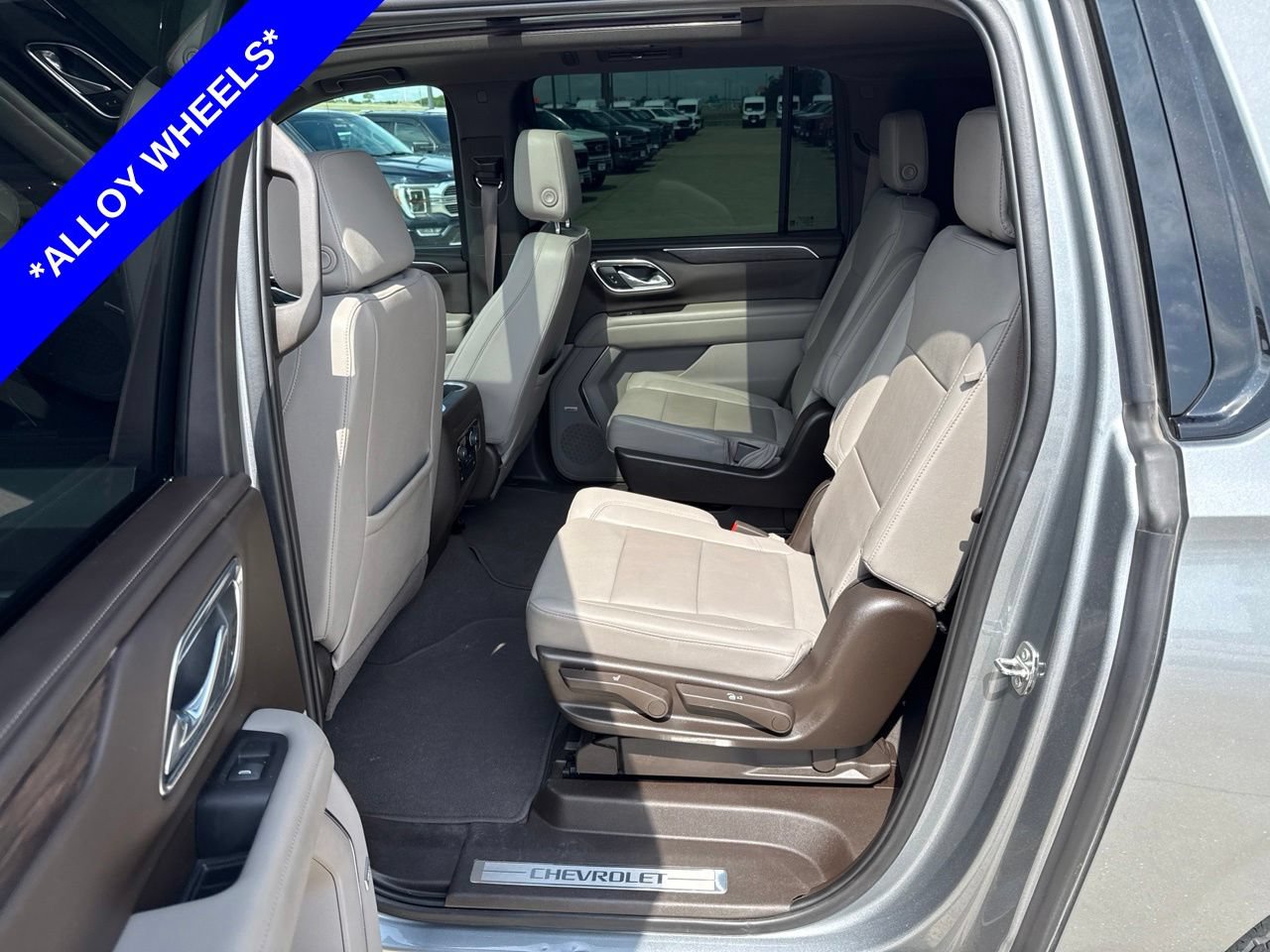 Used 2023 Chevrolet Suburban Z71 w/ Luxury Package AWD/4WD image 6