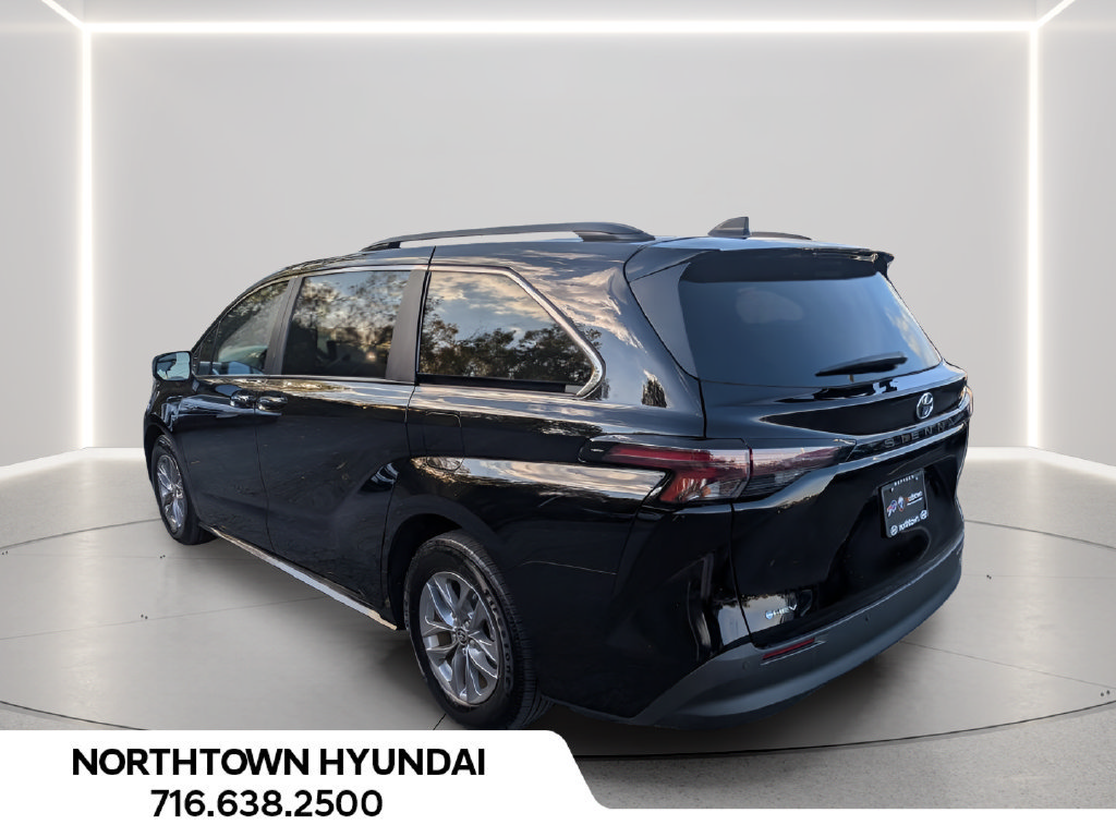 Used 2026 Toyota Sienna XLE FWD image 3