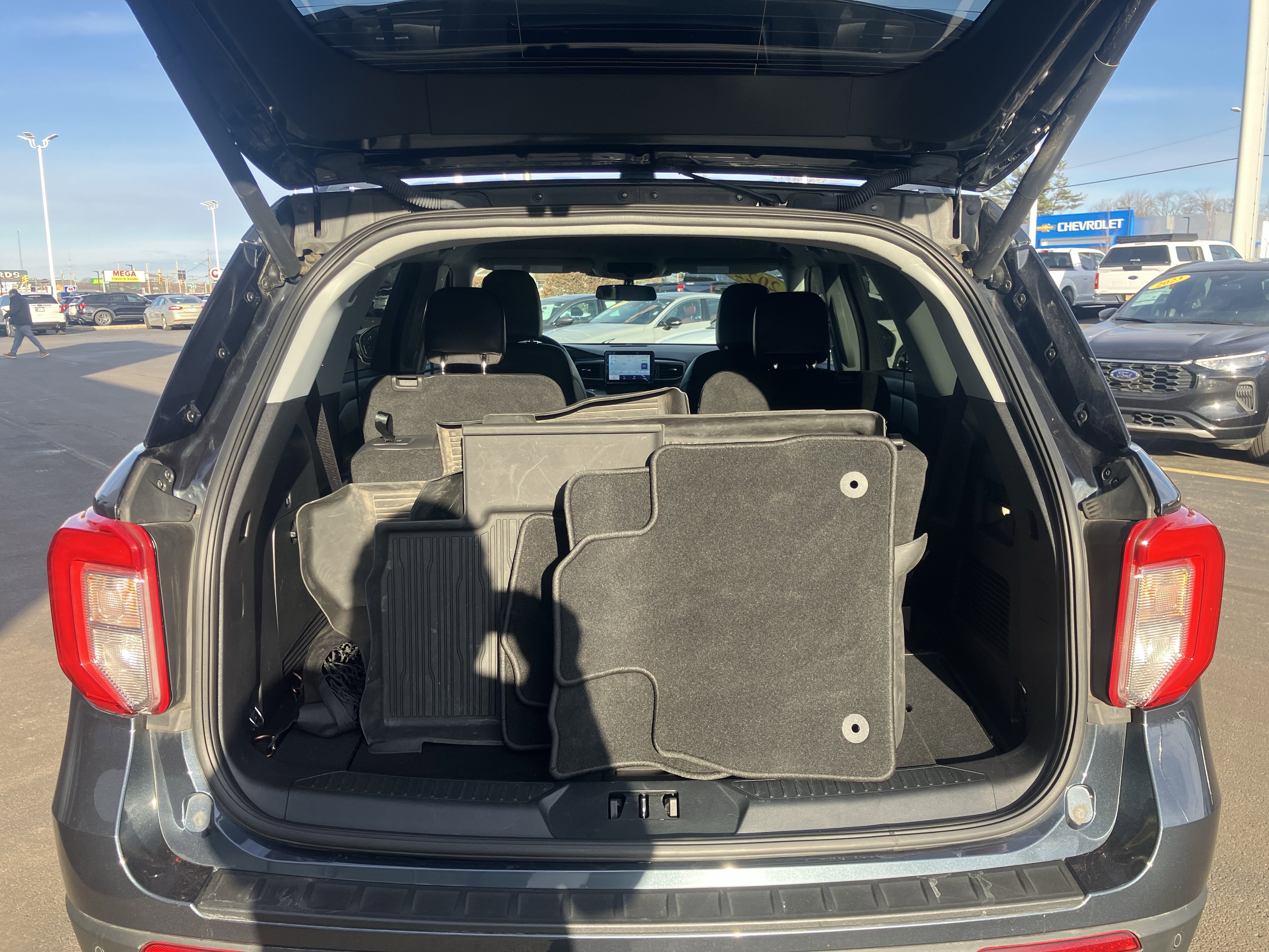 Used 2022 Ford Explorer XLT w/ Equipment Group 202A image 12