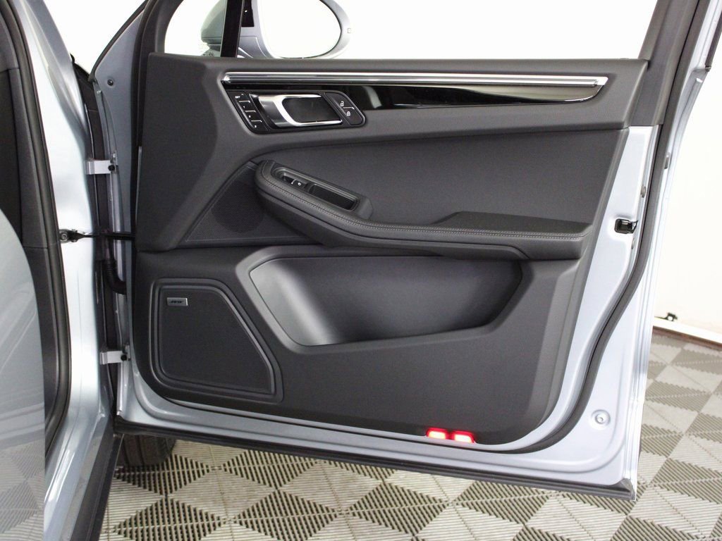 Certified 2025 Porsche Macan image 36