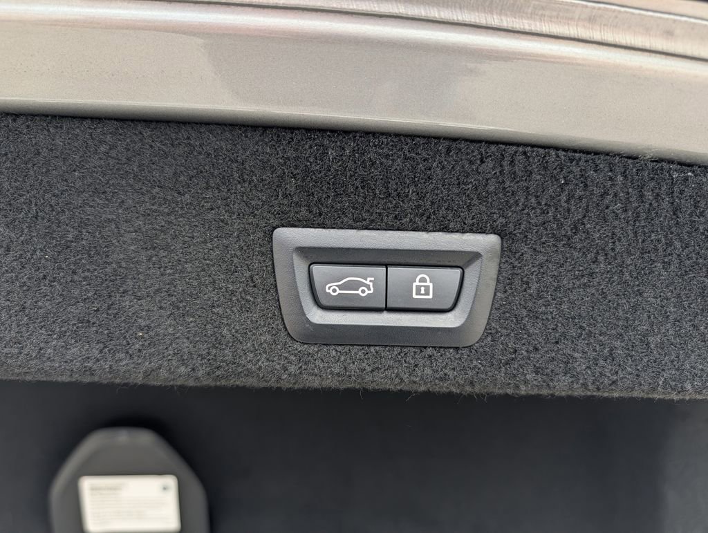 Used 2022 BMW 740i xDrive w/ M Sport Package image 33