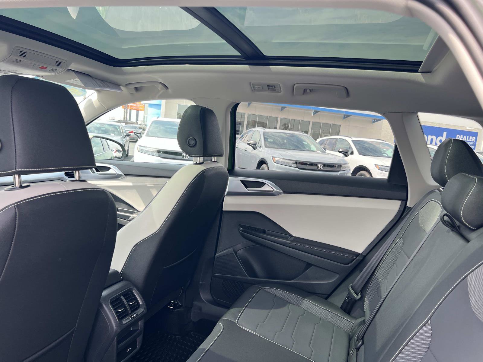 Used 2025 Volkswagen Taos SE w/ Panoramic Sunroof Package image 22