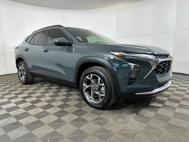 Used 2025 Chevrolet Trax LT image 2