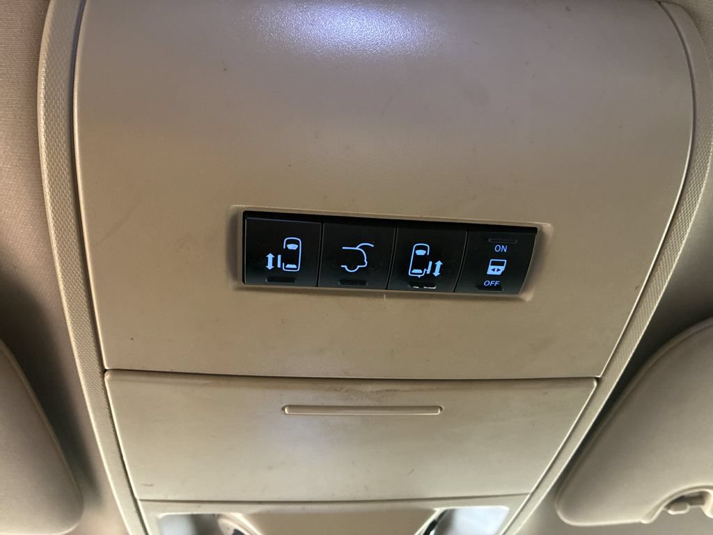 Used 2014 Chrysler Town & Country Touring FWD image 23