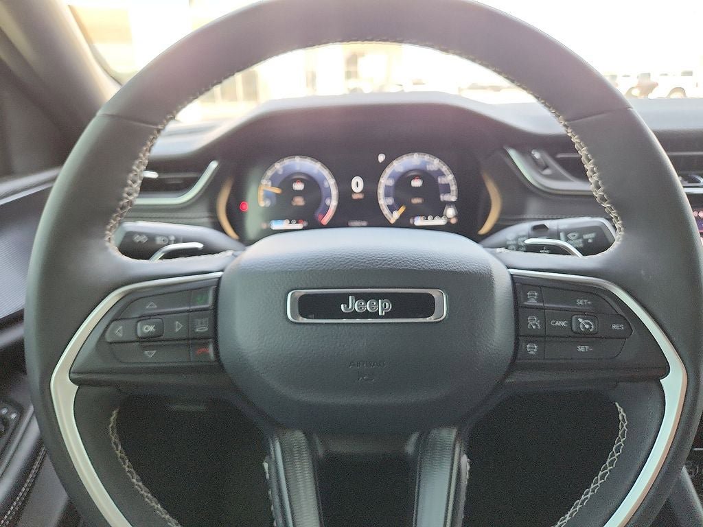 Used 2025 Jeep Grand Cherokee Altitude AWD/4WD image 29