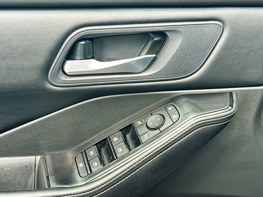 Certified 2025 Nissan Rogue SV AWD/4WD image 22