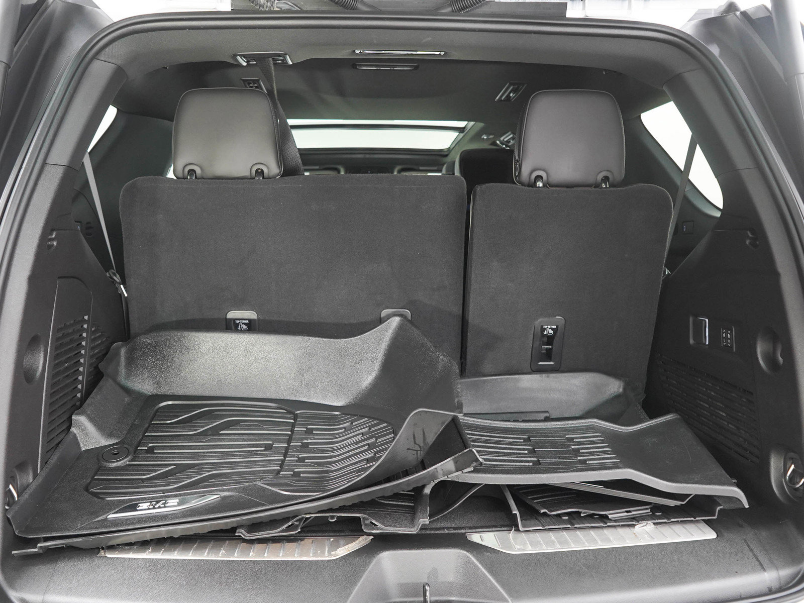 Used 2025 GMC Yukon Denali Ultimate AWD/4WD image 9