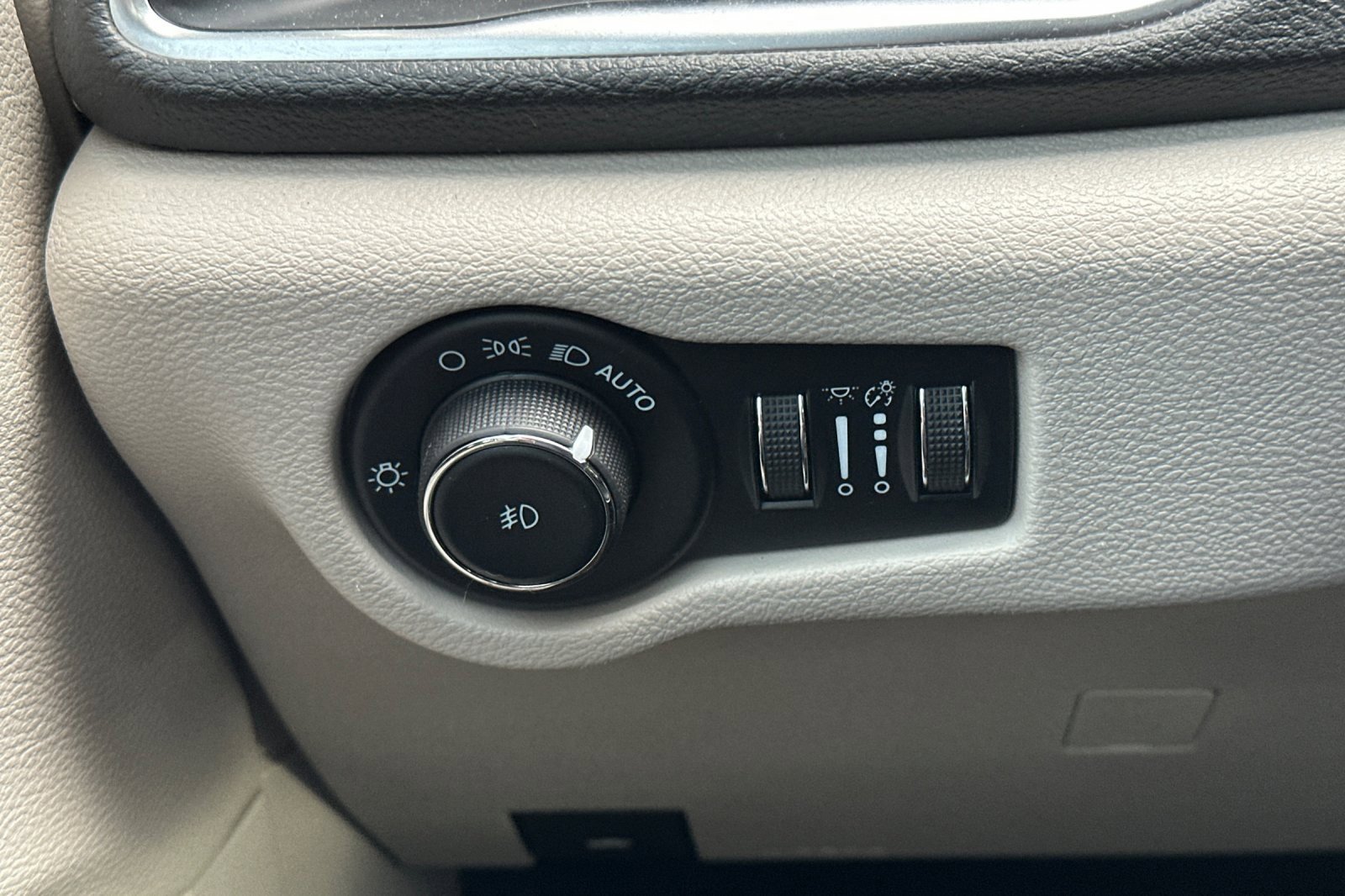 Used 2023 Chrysler Pacifica Limited w/ Uconnect Theater Family Group image 33