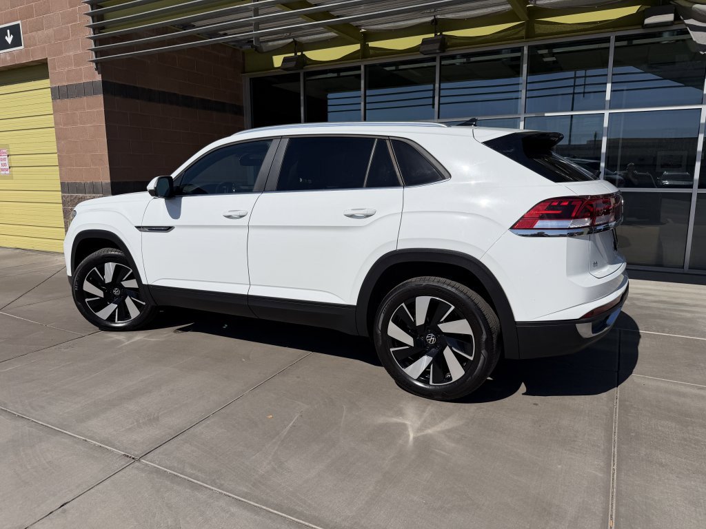 Used 2024 Volkswagen Atlas Cross Sport SE w/ Panoramic Sunroof Package FWD image 5