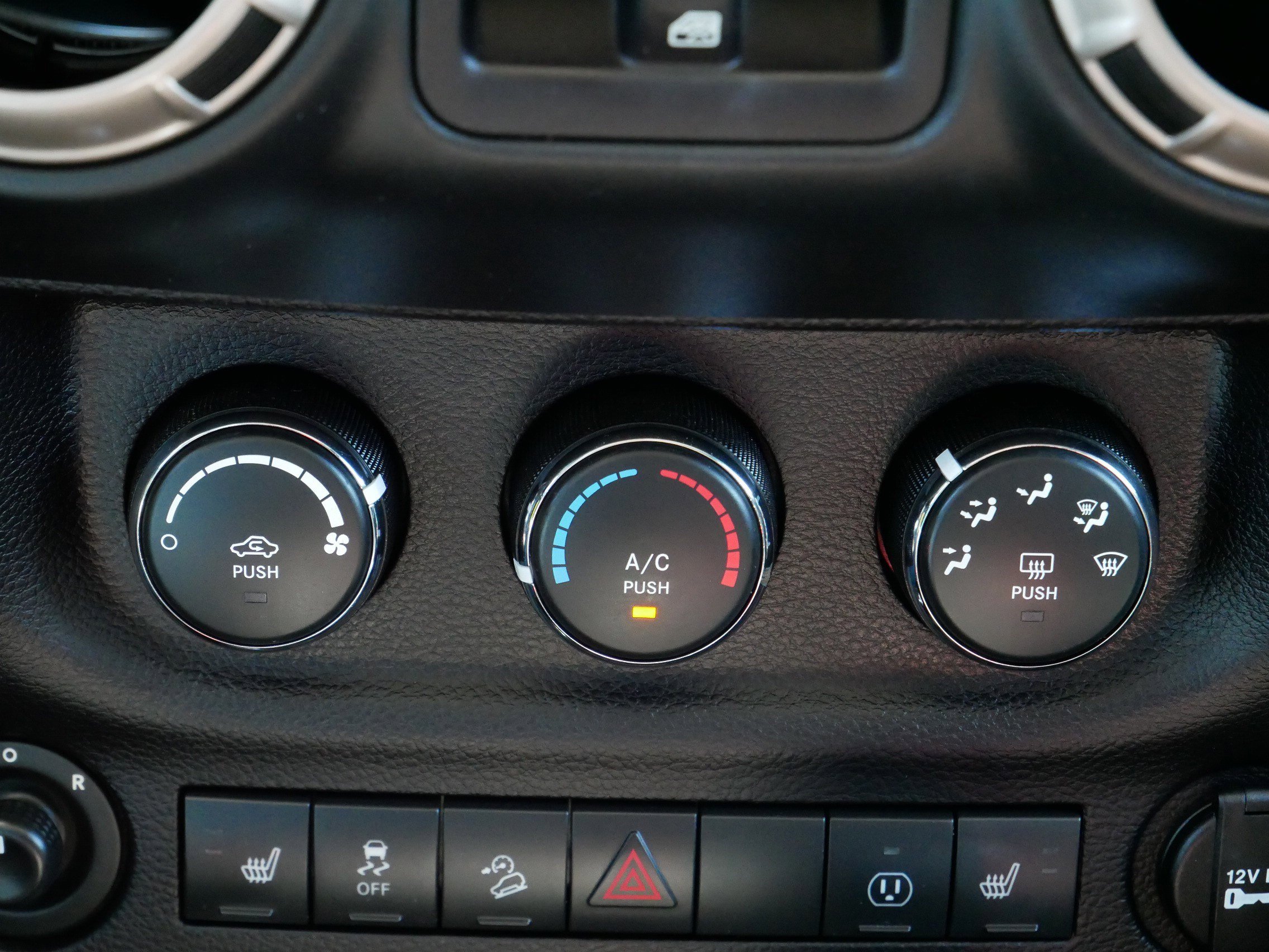 Used 2016 Jeep Wrangler Unlimited Sahara image 23