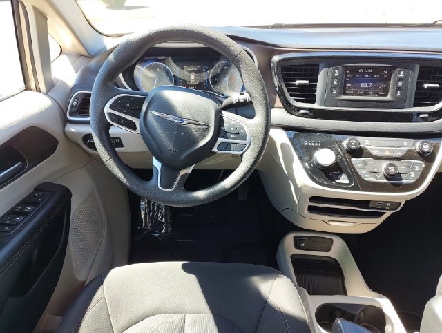 Used 2017 Chrysler Pacifica LX FWD image 16