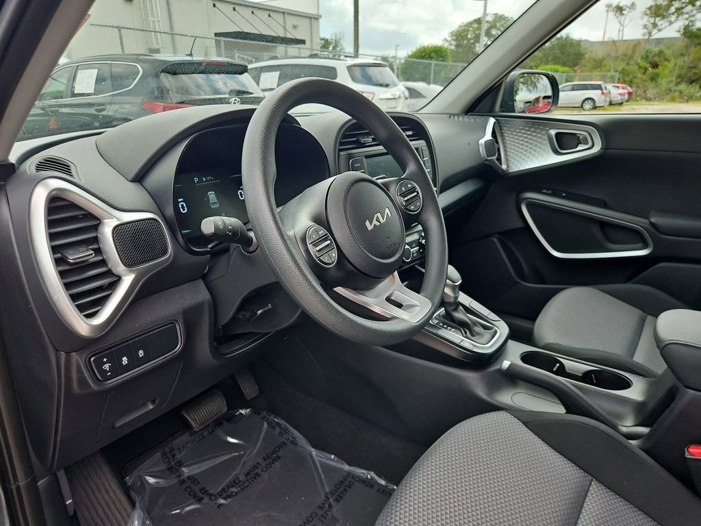 Used 2025 Kia Soul LX w/ LX Technology Package FWD image 14